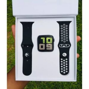 ساعة Smart Watch T55 رياضية سوداء على معصم أثناء ممارسة الرياضة